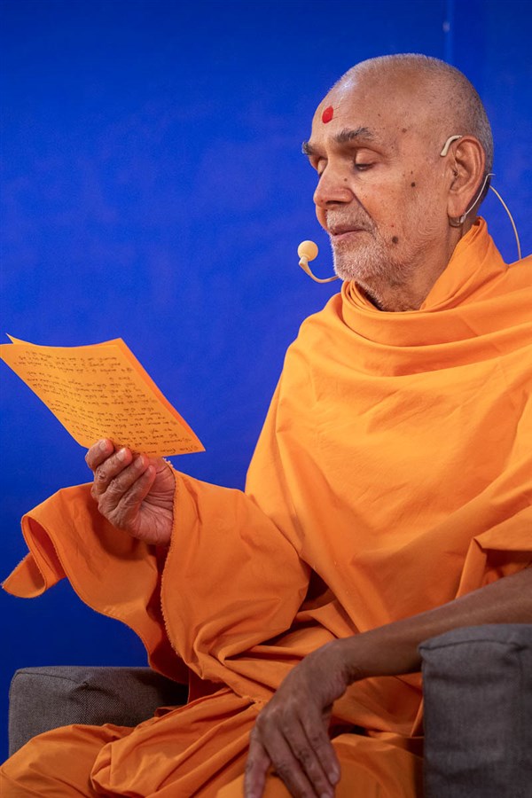 Swamishri blesses during the afternoon assembly