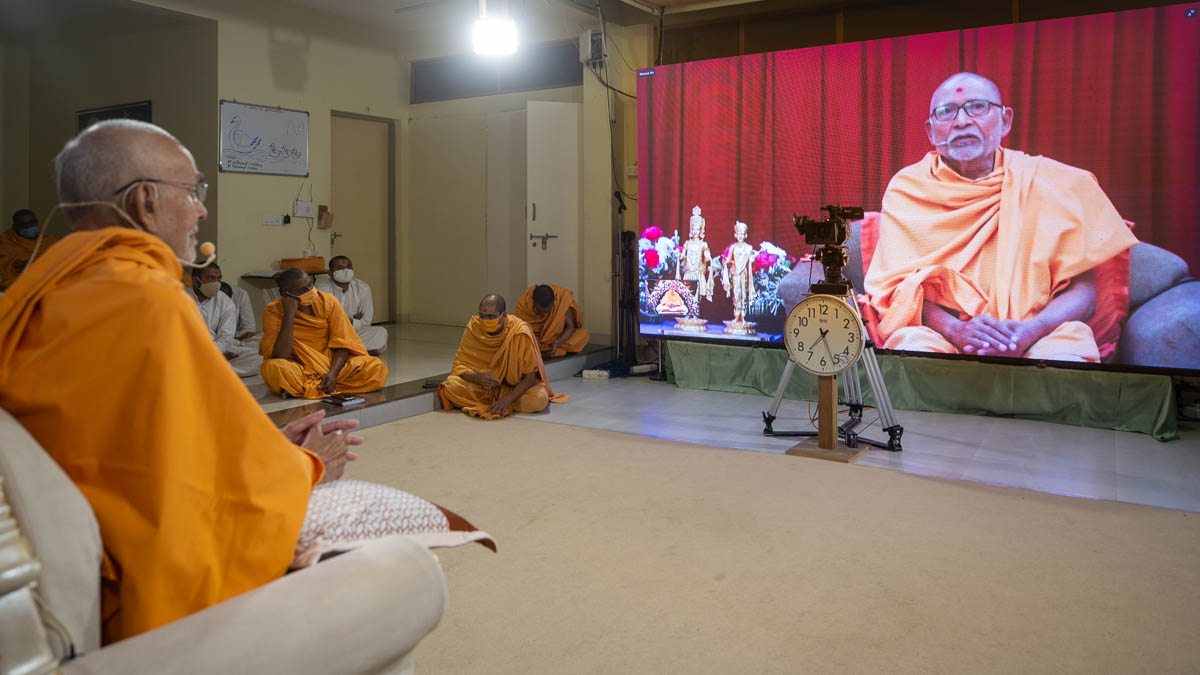 Pujya Bhaktipriya Swami (Kothari Swami) addresses the morning  tribute assembly in honor of Pujya Yogiswarup Swami