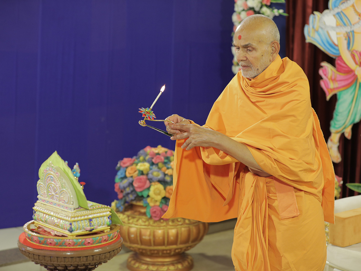 Swamishri performs the evening arti
