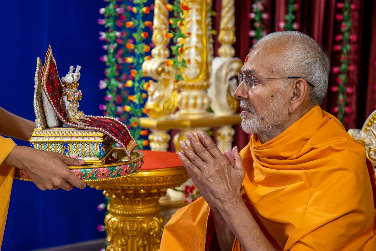 Swamishri engrossed in darshan of Shri Harikrishna Maharaj and Shri Gunatitanand Swami in the evening