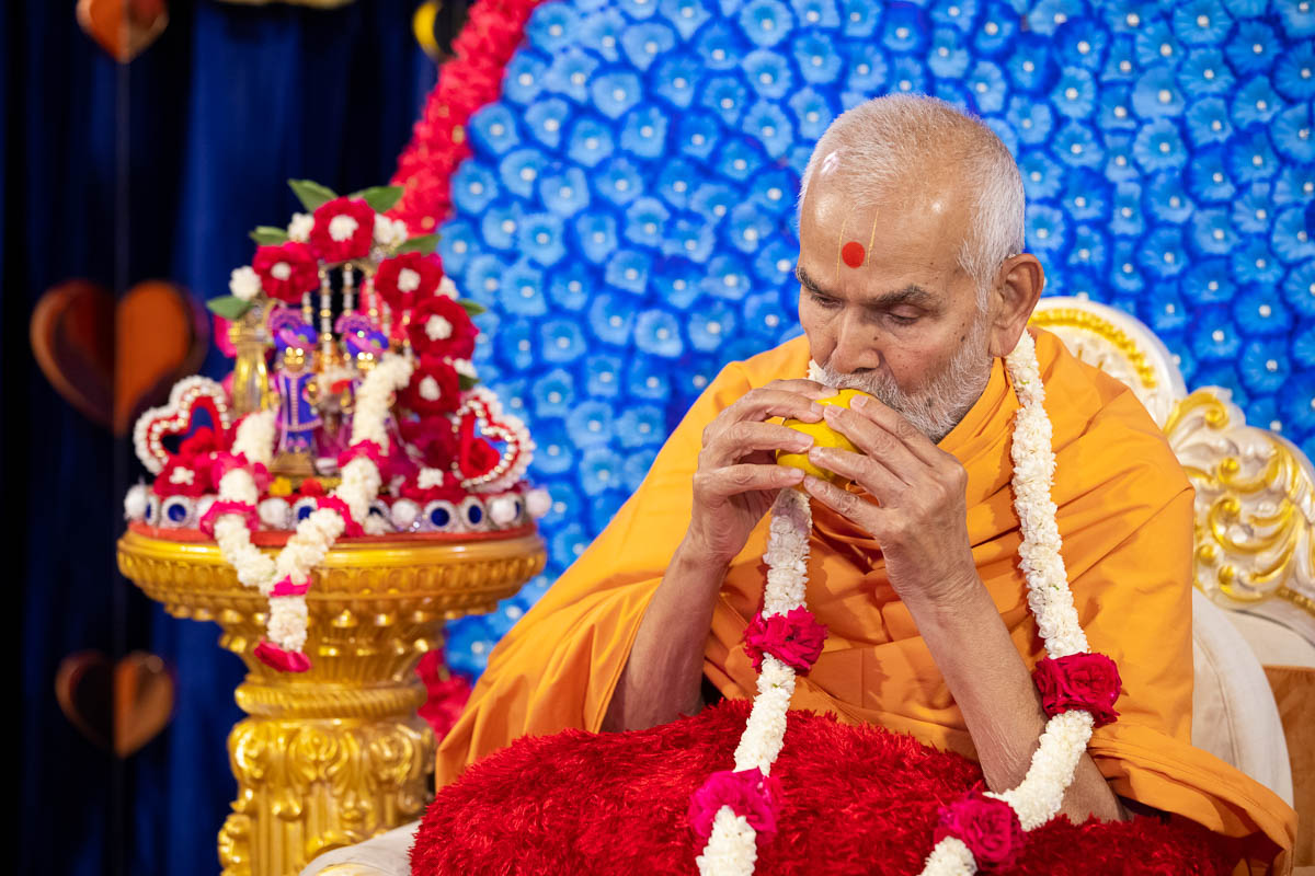 Swamishri partakes a mango