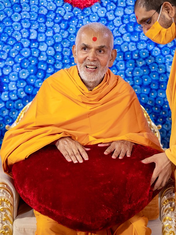 Swamishri sanctifies a pillow
