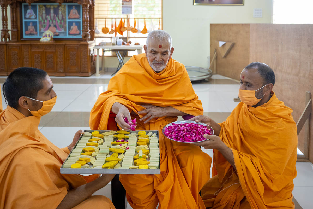 Swamishri sanctifies sweets