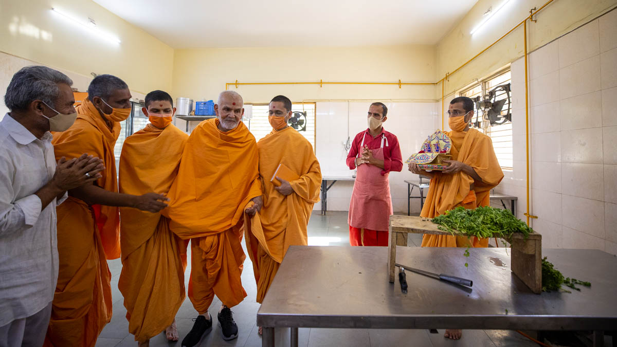 Swamishri visits the kitchen area