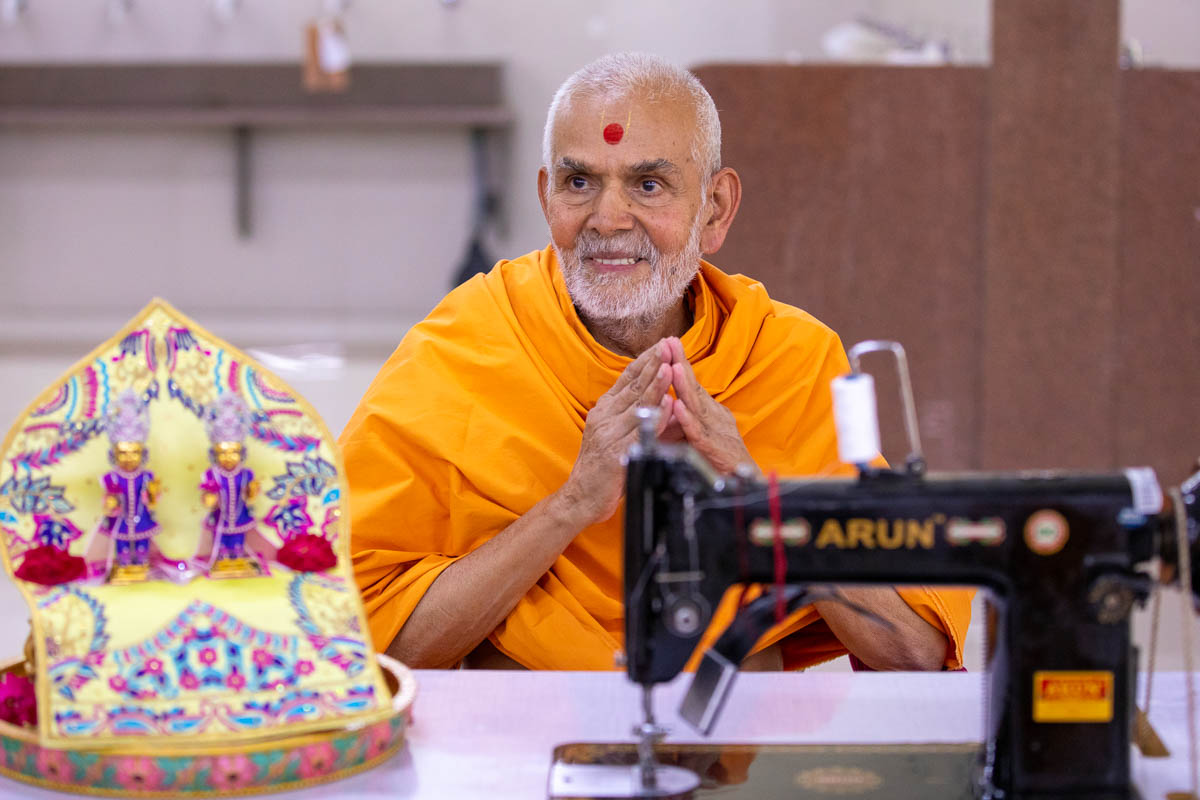 Swamishri sanctifies a sewing machine
