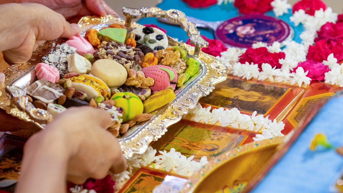 Swamishri offers thal to Shri Nilkanth Varni
