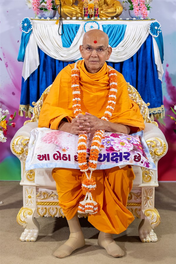 Swamishri honored with a garland on Brahmaswarup Pragji Bhakta's Jayanti