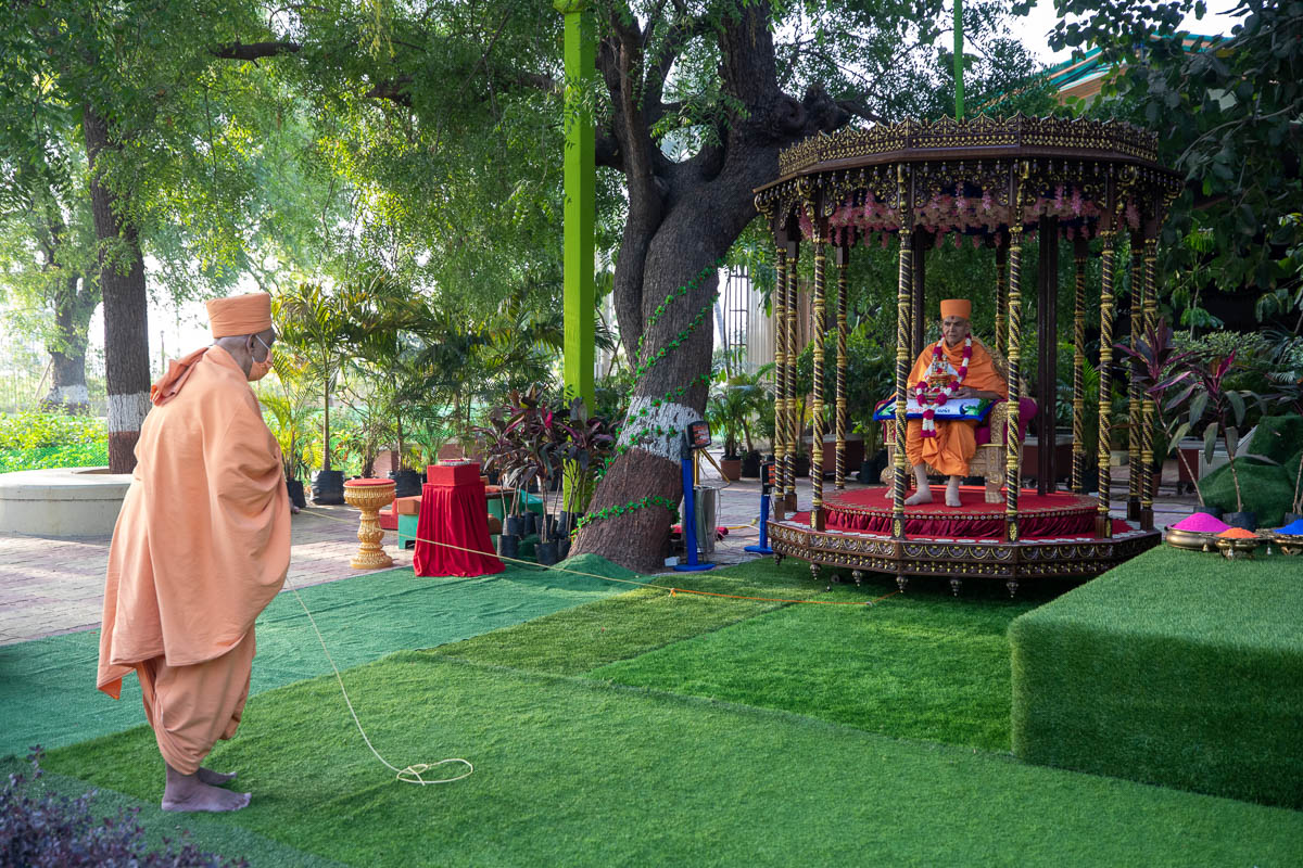 Atmaswarup Swami swings Swamishri on the hindolo