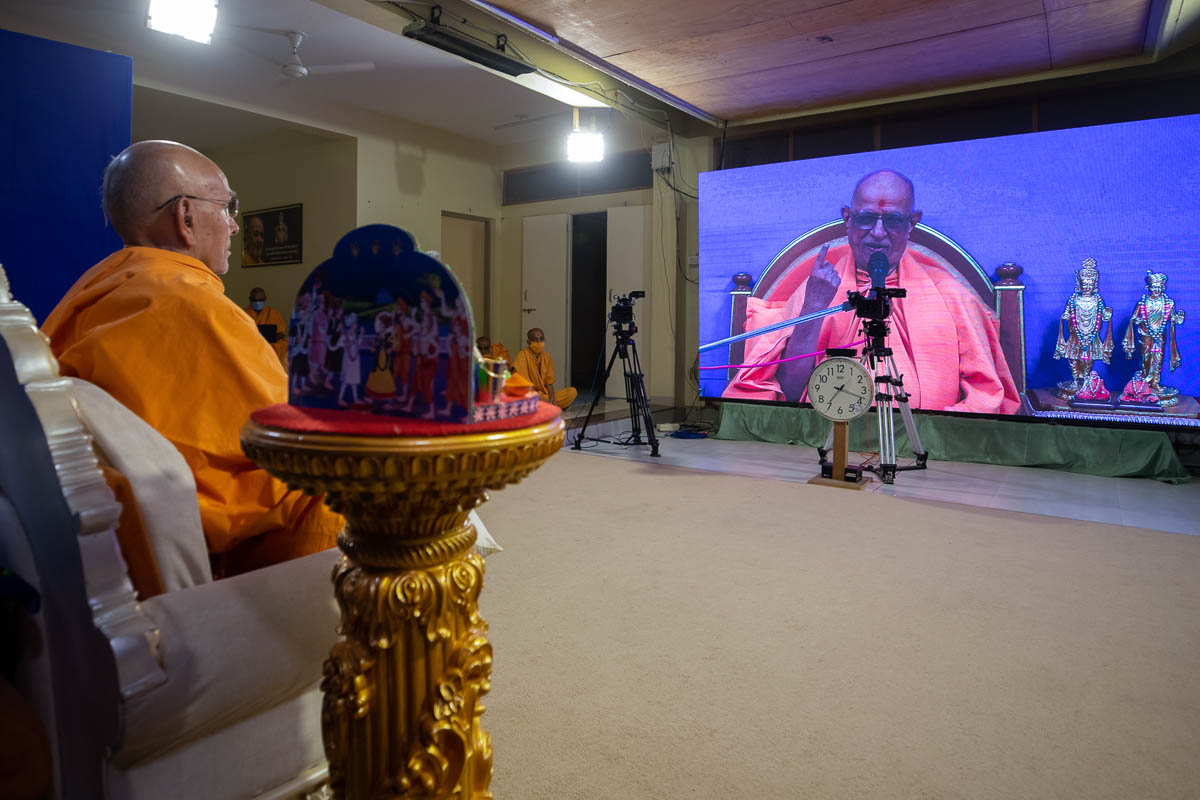 Pujya Swayamprakash Swami (Doctor Swami) addresses the evening sant assembly