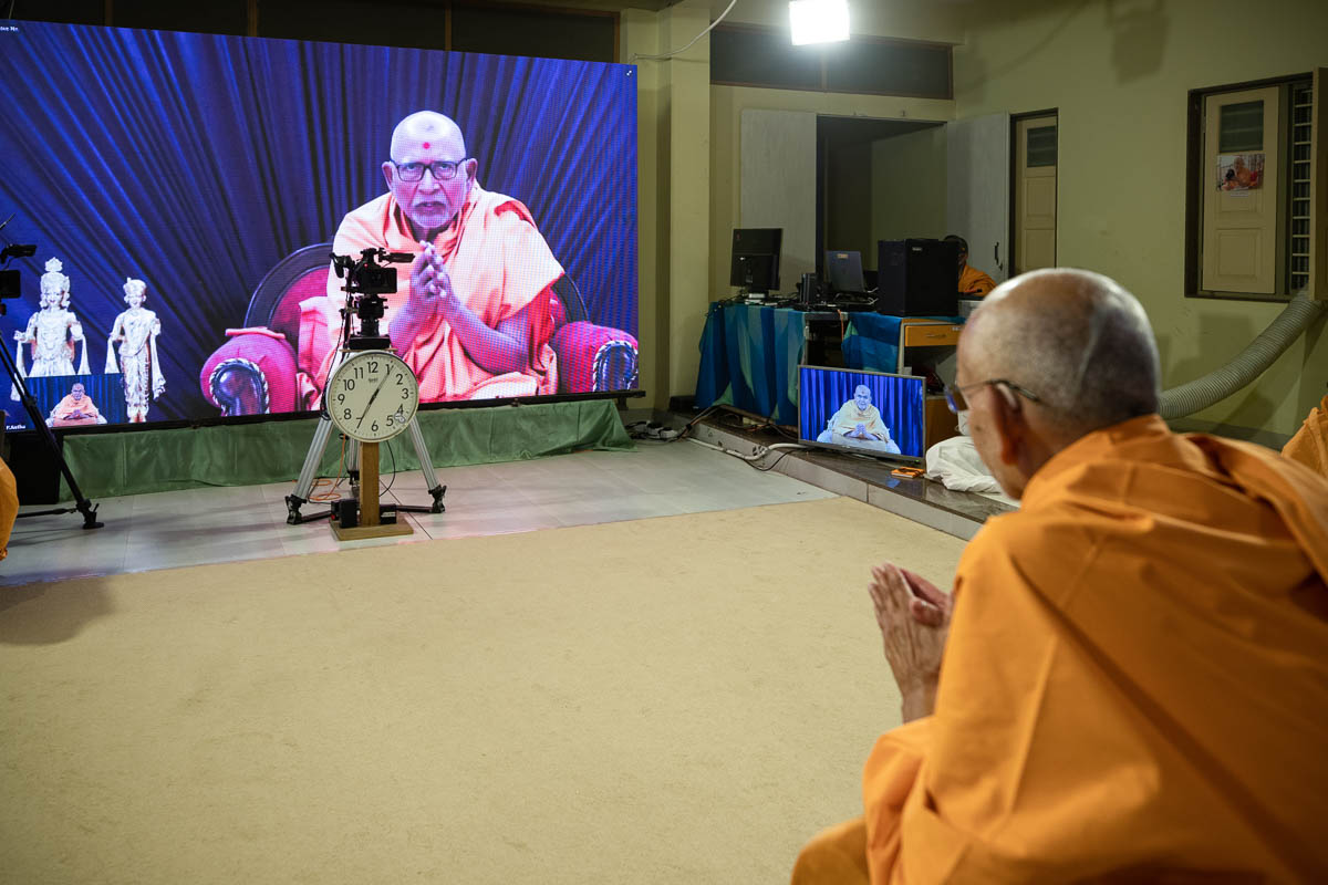 Pujya Bhaktipriya Swami (Kothari Swami) doing darshan of Swamishri via video conference