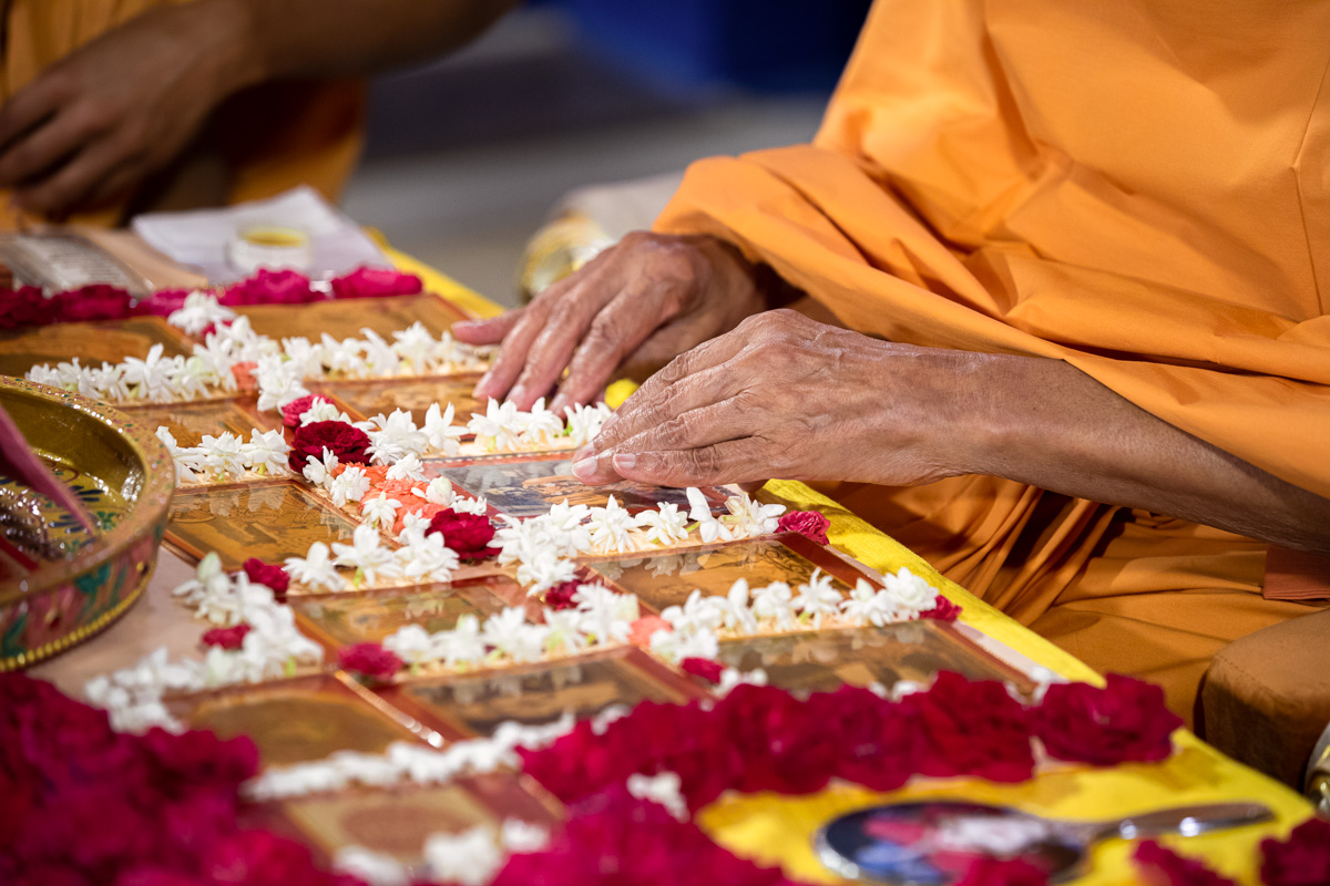 Swamishri adjusts the murtis before beginning his daily puja