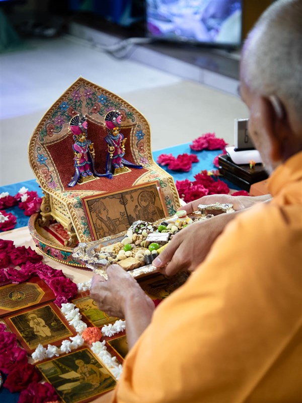 Swamishri offers thal to Shri Akshar-Purushottam Maharaj