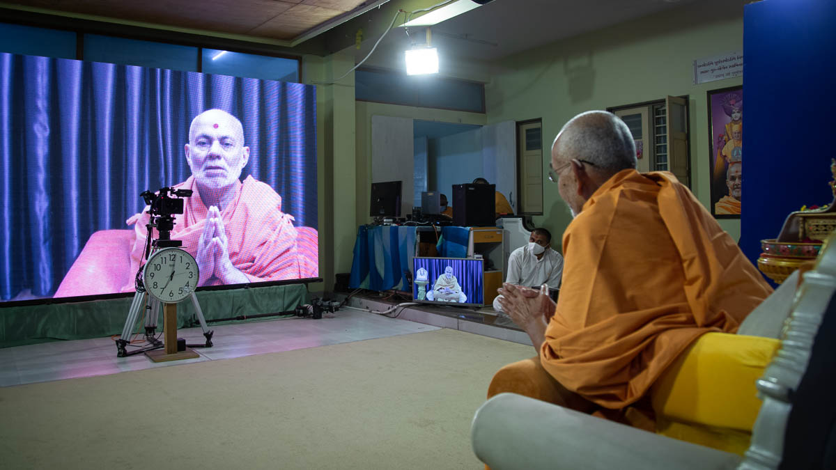 Pujya Viveksagar Swami doing darshan of Swamishri via video-conference
