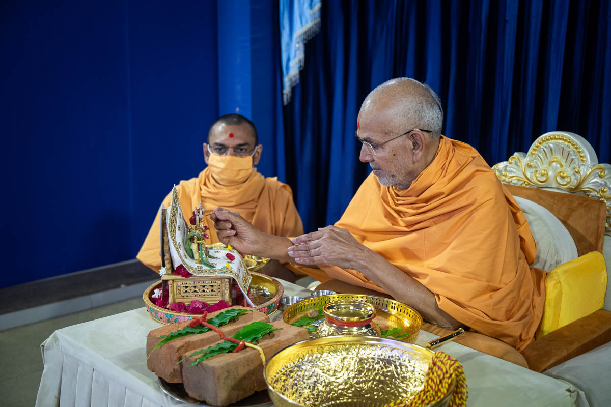 Swamishri performs pujan of Shri Harikrishna Maharaj and Shri Gunatitanand Swami at the beginning of the khat vidhi for BAPS Shri Swaminarayan Mandir Haveli, Sydney, Australia