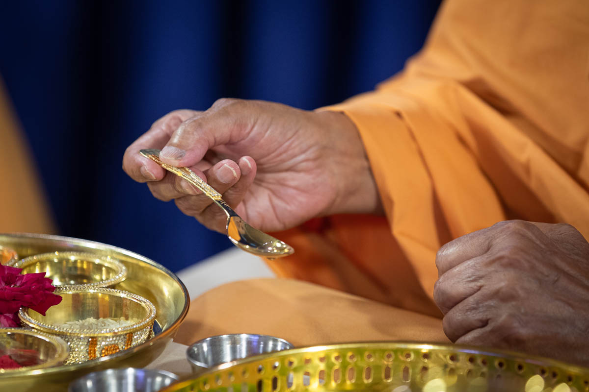 Swamishri performs the khat vidhi rituals
