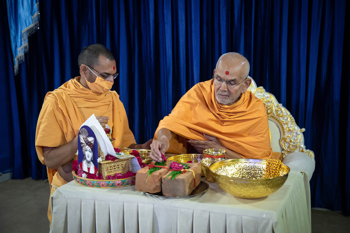 Swamishri performs pujan of bricks to be placed in the haveli foundations