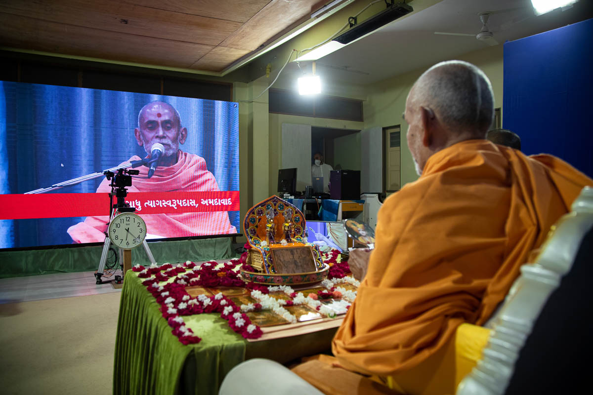 Tyagswarup Swami sing a kirtan via video conference from Ahmedabad Mandir