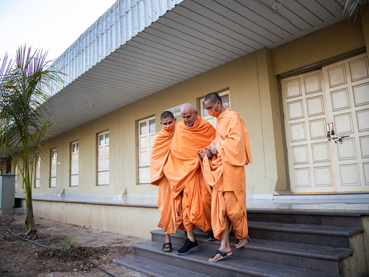 Swamishri visits the Shantivan campus