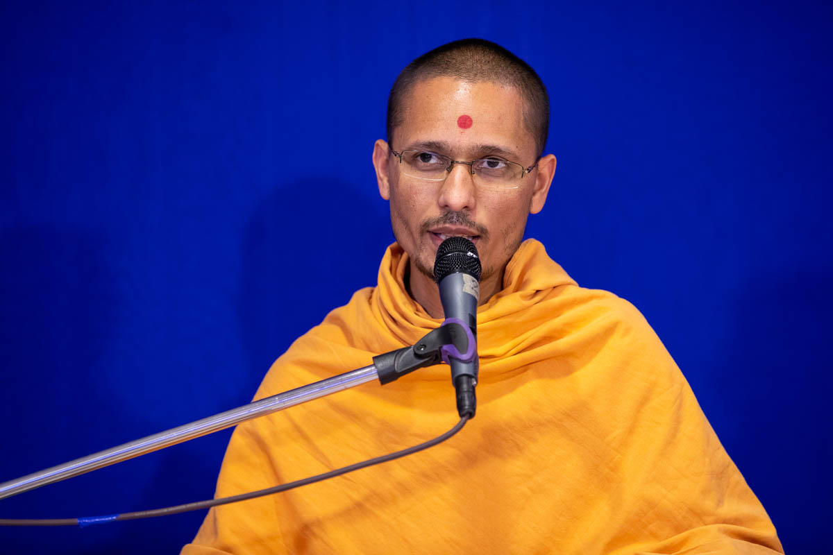 Brahmavatsal Swami addresses the sant assembly in the evening
