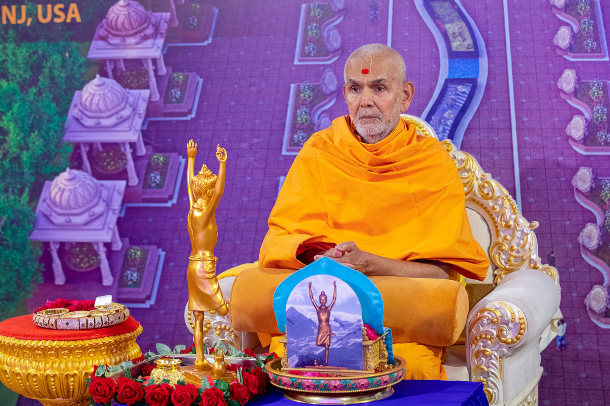 Swamishri performs pujan rituals of Shri Nilkanth Varni to inaugurate the 'Ghar Ghar Shri Nilkanth Varni' project