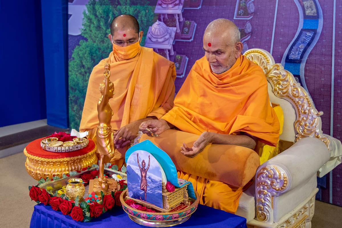 Swamishri performs pujan rituals 
