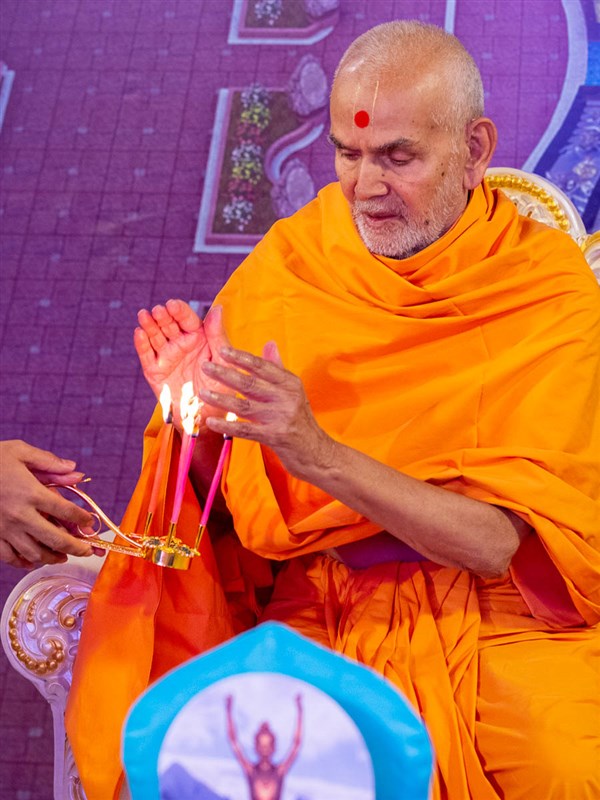 Swamishri takes aska after the arti
