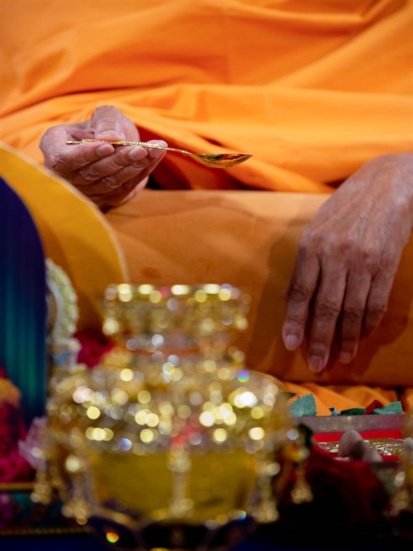 Swamishri performs the shila pujan rituals