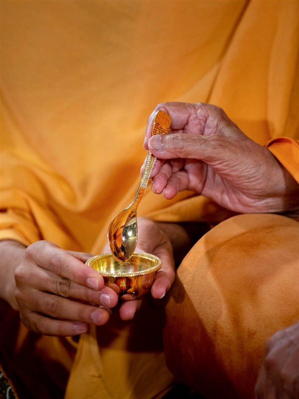 Swamishri performs the shila pujan rituals