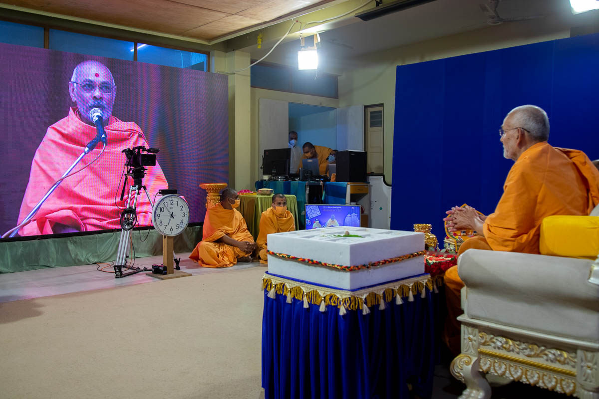 Shrutiprakash Swami recites Vedic verses for the shila pujan of the BAPS Shri Swaminarayan Mandir, Jagatpur (Ahmedabad)