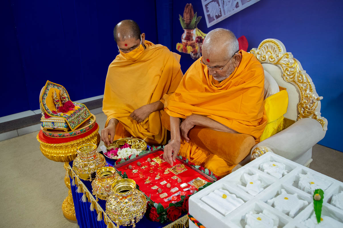 Swamishri performs pujan of the yantras