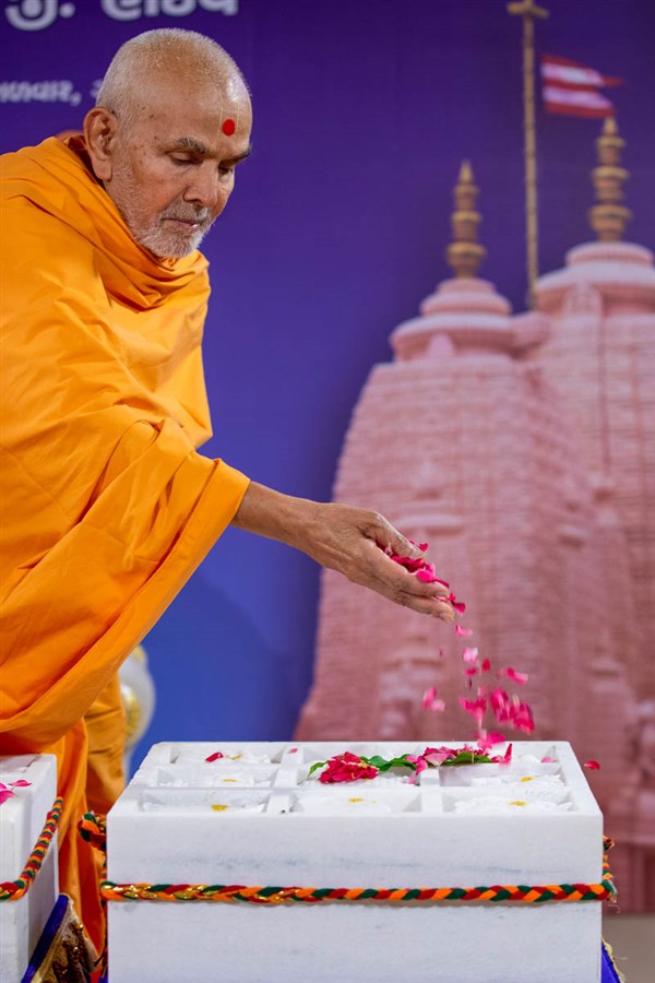 Swamishri showers flower petals on the shilas