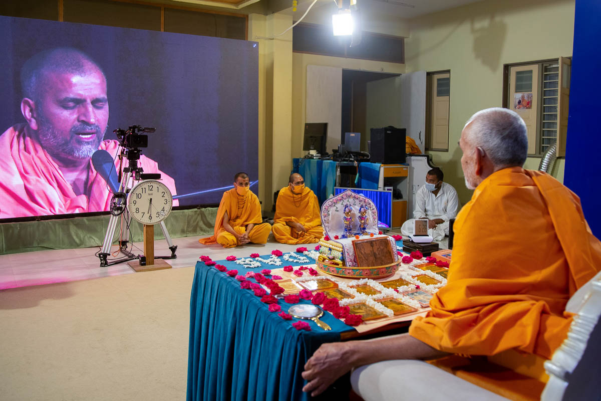 Bhaktiswarup Swami sings a kirtan via video conference from Chicago Mandir