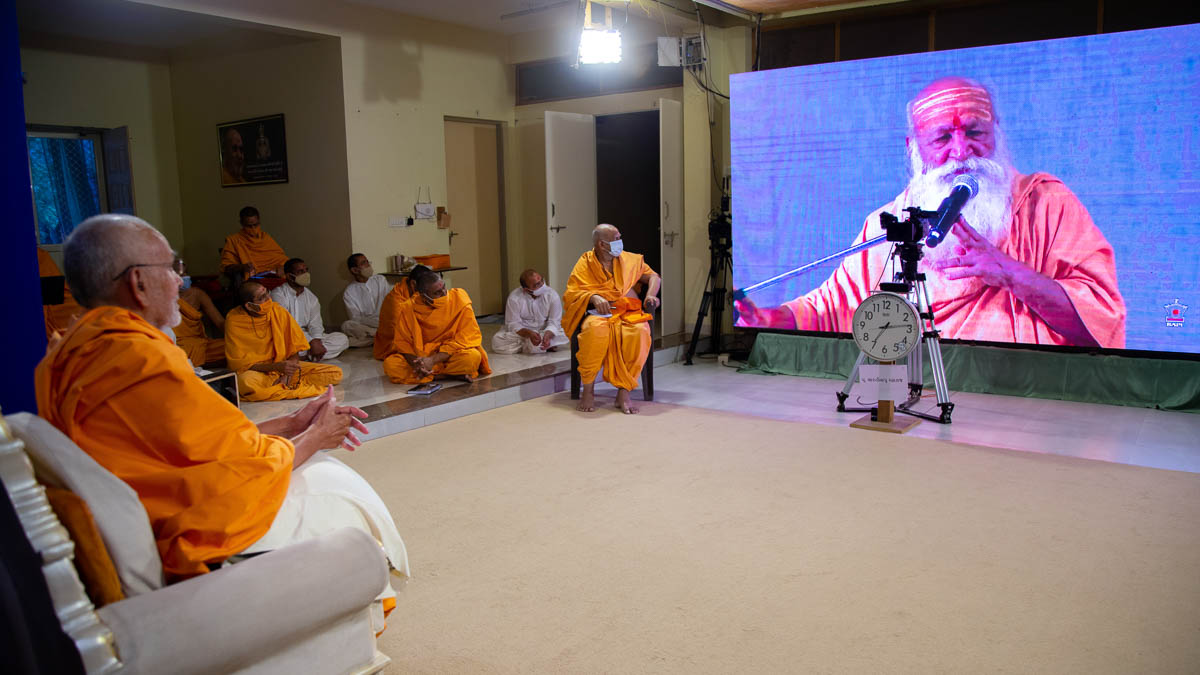 Swamishri during the prayer assembly in memory of the late Mahamandaleshwar Pujya Shri Bharti Bapu