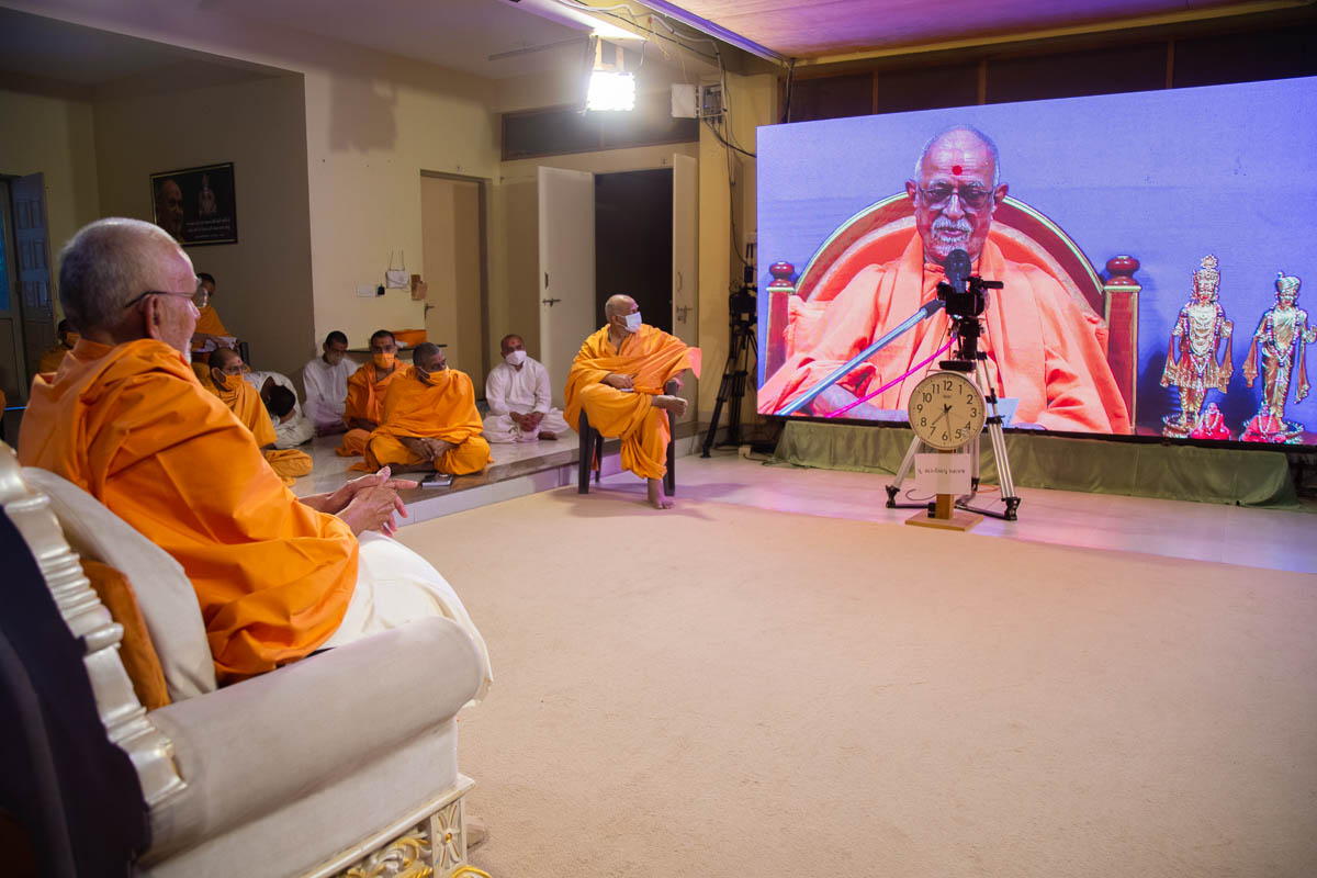 Pujya Swayamprakash Swami (Doctor Swami) addresses the prayer assembly