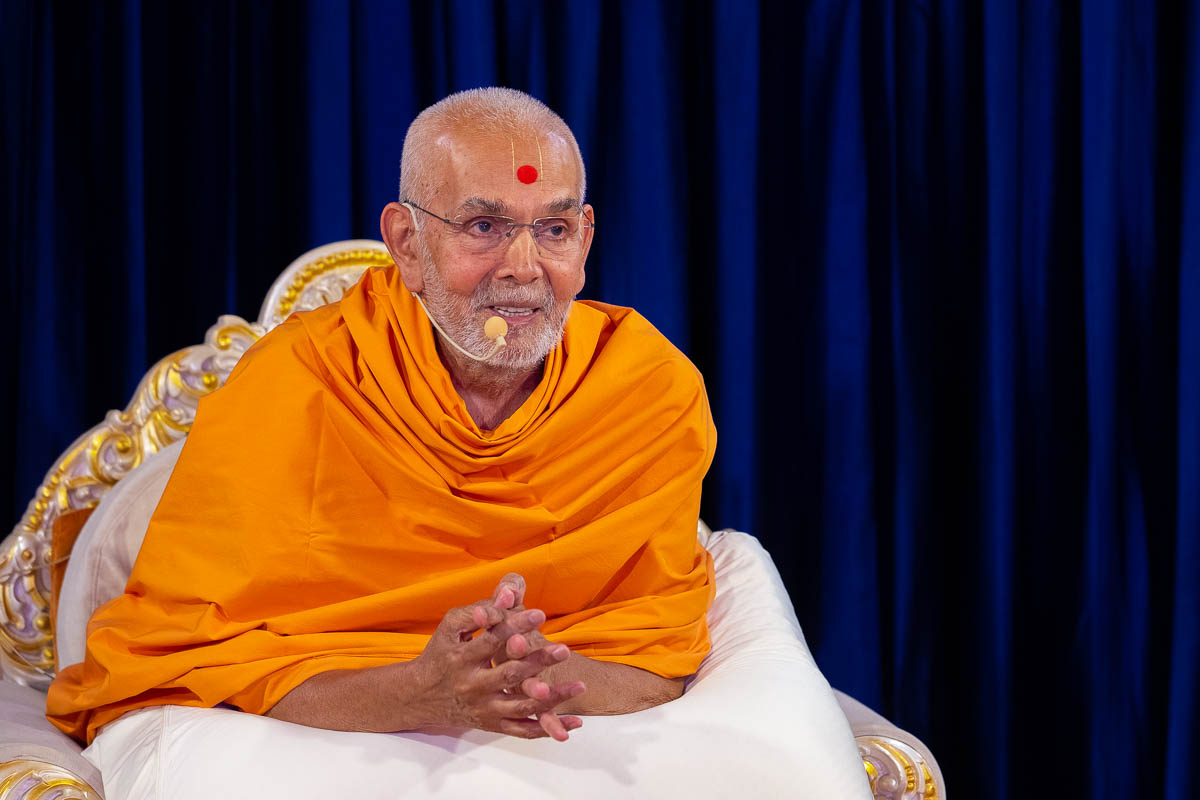 Swamishri pays tributes to Pujya Shri Bharti Bapu