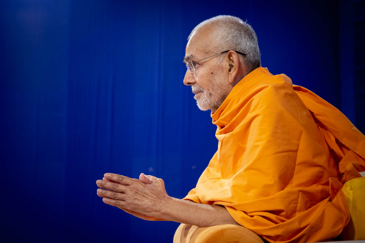 Swamishri greets all with folded hands