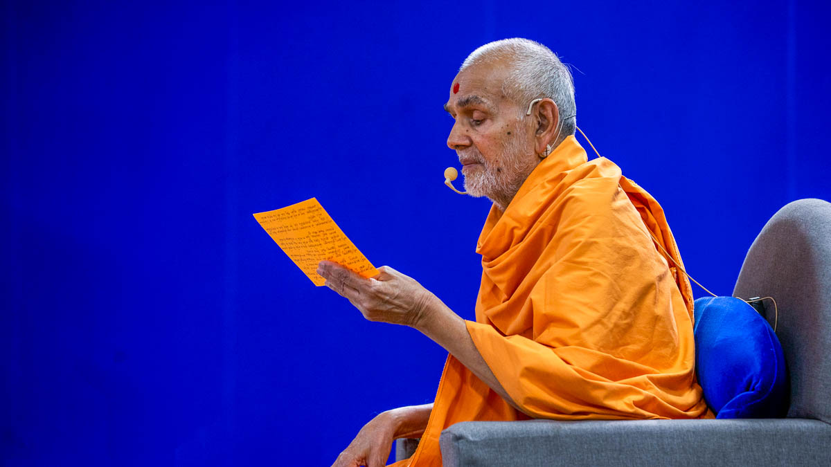 Swamishri blesses during the assembly