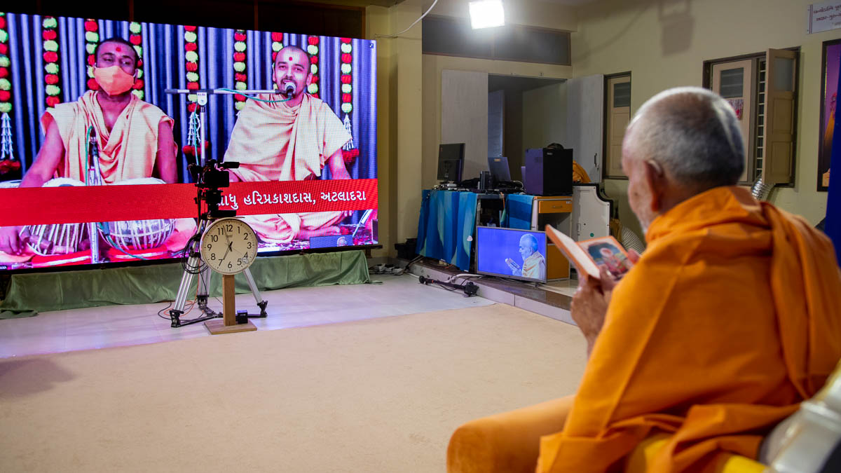 Hariprakash Swami sings a kirtan via video conference from Atladara Mandir