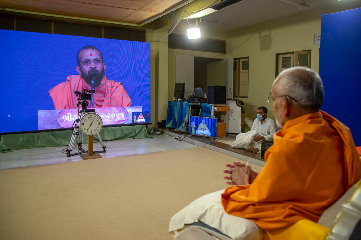 Harinarayan Swami addresses the assembly