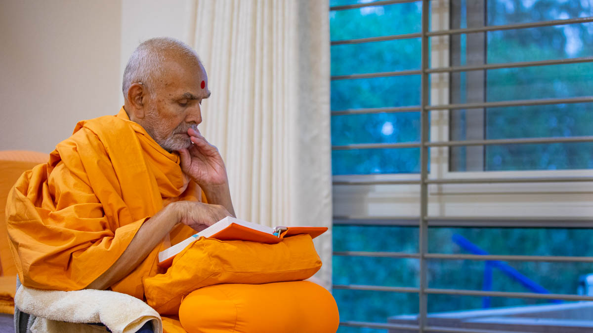 Swamishri reads Purushottam Bolya Prite 