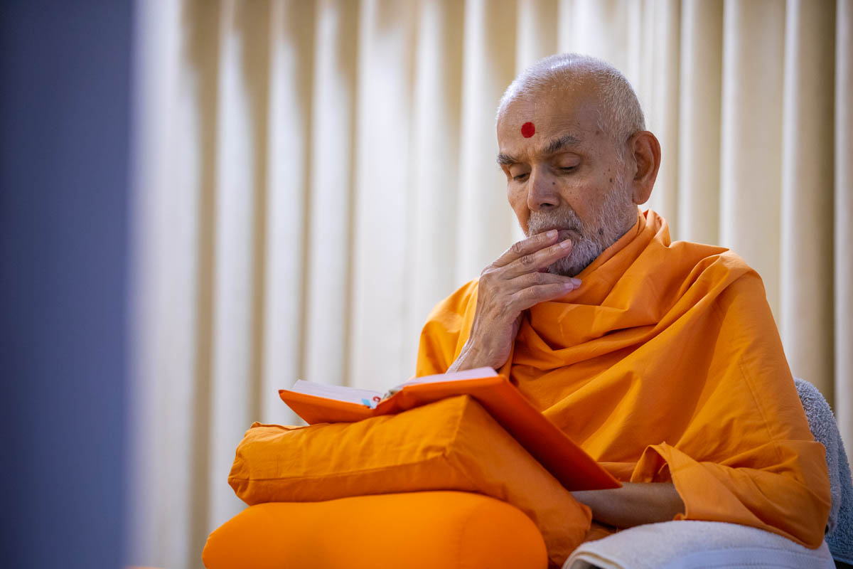 Swamishri reads Purushottam Bolya Prite 
