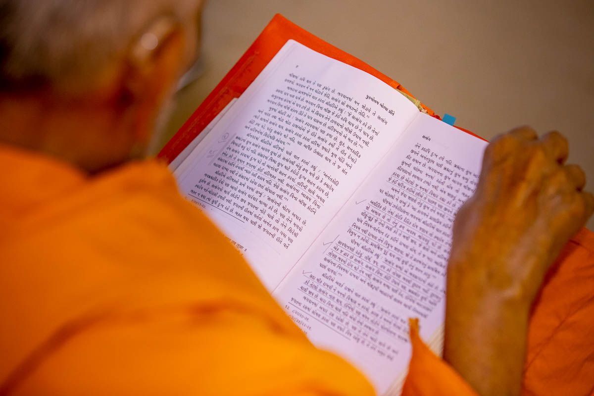 Swamishri reads Purushottam Bolya Prite