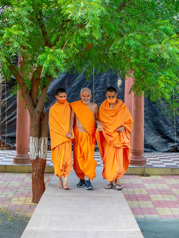 Swamishri after his walk in the evening
