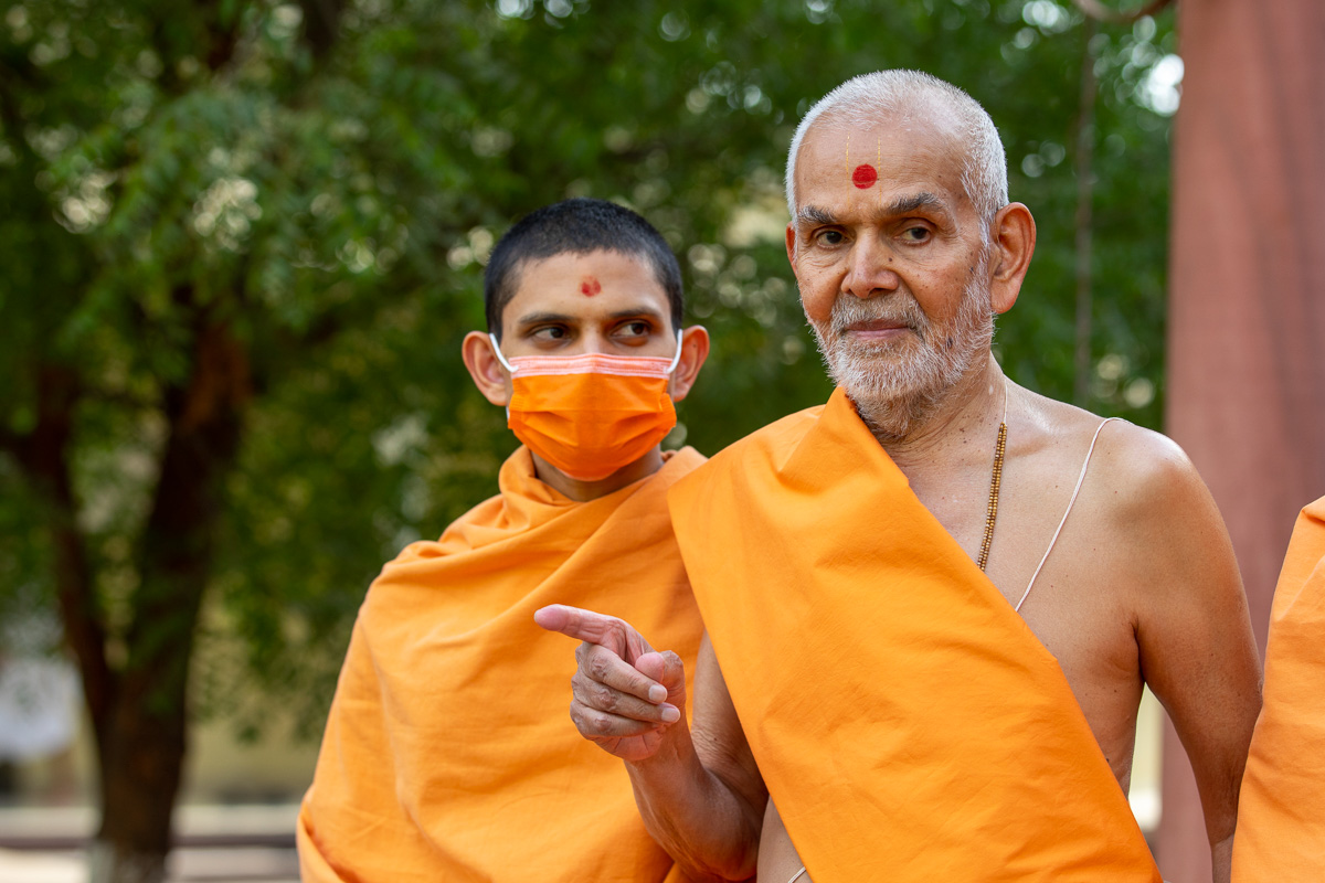 Swamishri in conversation with sadhus in the evening