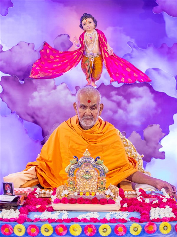 Swamishri performs his daily puja