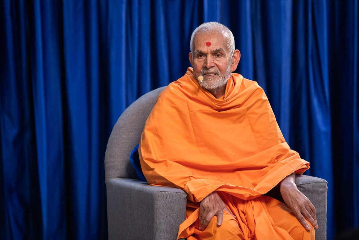 Swamishri in conversation with sadhus in the afternoon