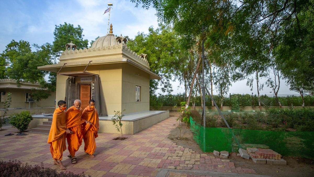 Swamishri after darshan in the Shantivan mandir