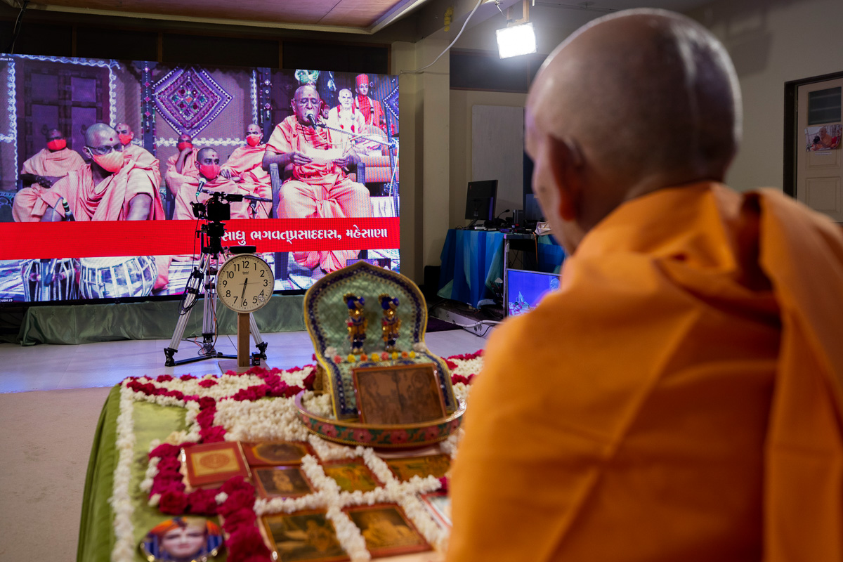 Sadhus sing kirtans via video conference from Mahesana Mandir