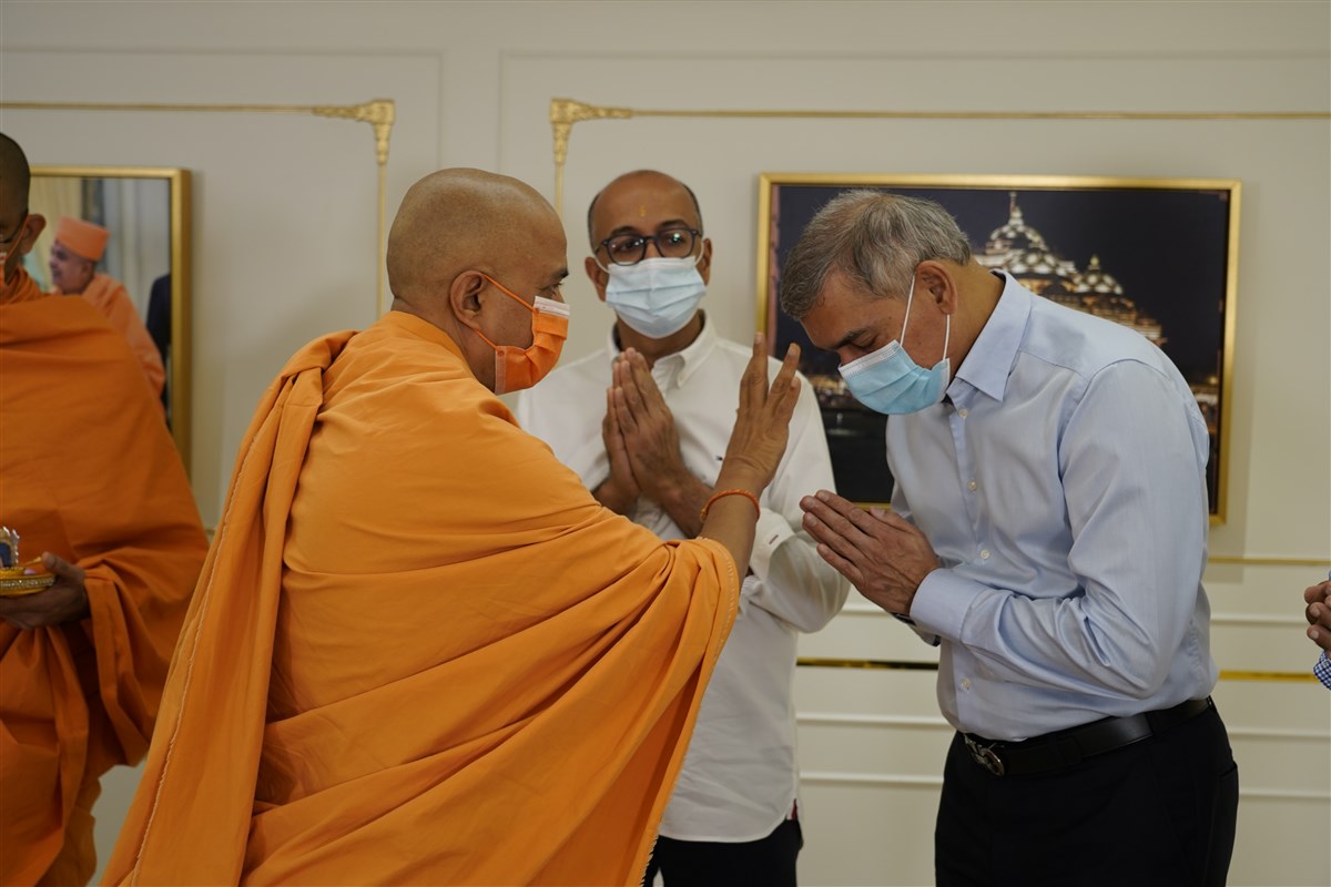 Nilesh Ved and Manish Patel with Swami Brahmaviharidas during the pujan of the oxygen concentrators
