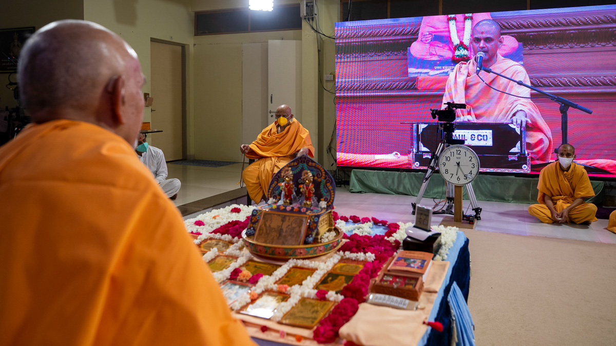 Pranavtirth Swami sings a kirtan via video conference from Mumbai Mandir